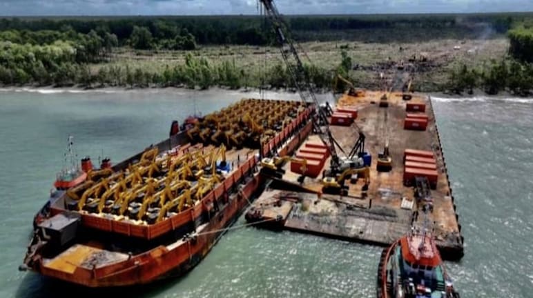 Cargo pieno di escavatori