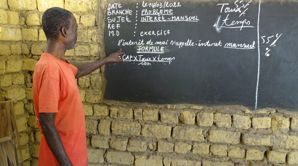 Insegnante in una scuola di villaggio nella Repubblica Democratica del Congo