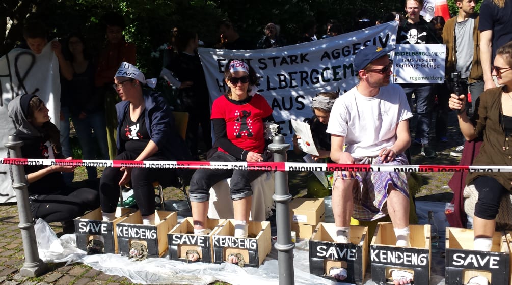 Attivisti che si sono fatti cementare i piedi per salvare Kendeng Gli attivisti si cementato i piedi in segno di protesta in occasione della riunione degli azionisti della HeidelbergCement