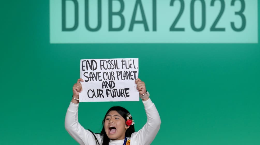 Protesta durante la COP 28: porre fine ai combustibili fossili. Salviamo il nostro pianeta e il nostro futuro