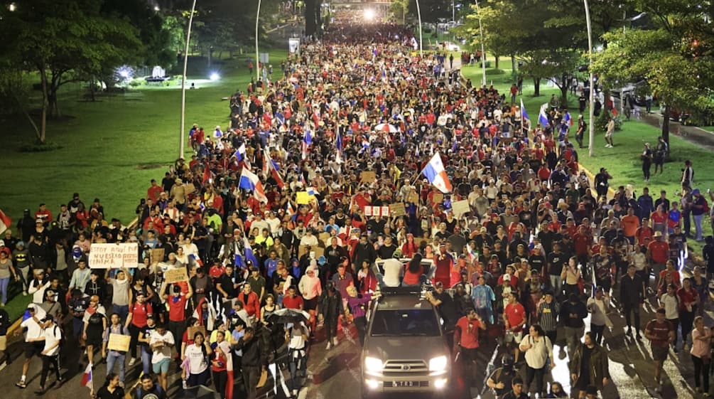 Migliaia di persone manifestano in strada contro l'attività mineraria a Panama City, Panama.