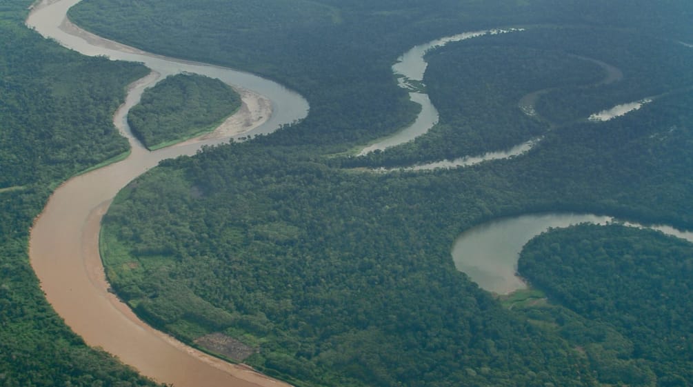 Un fiume nella foresta della regione Ucayali, Perù