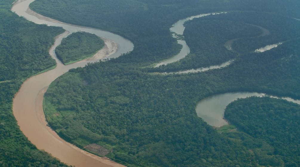 Le popolazioni indigene della remote regione amazzonica di Ucayali in Perù soffrono per l'invasione criminale dei coltivatori di coca Un fiume nella foresta della regione Ucayali, Perù