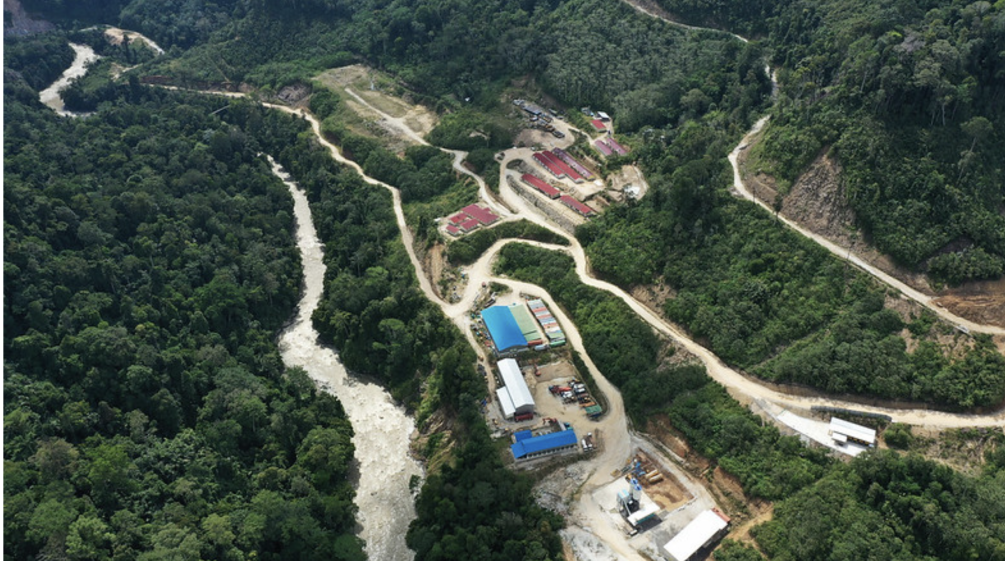 Cantiere nella foresta vicino al fiume