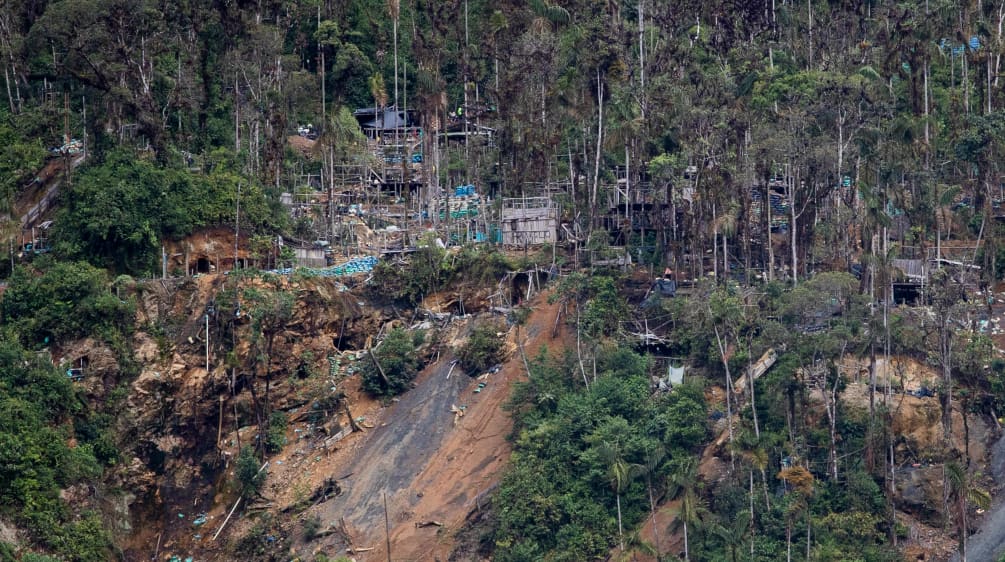 Crollo di una collina causato da attività minerarie illegali.