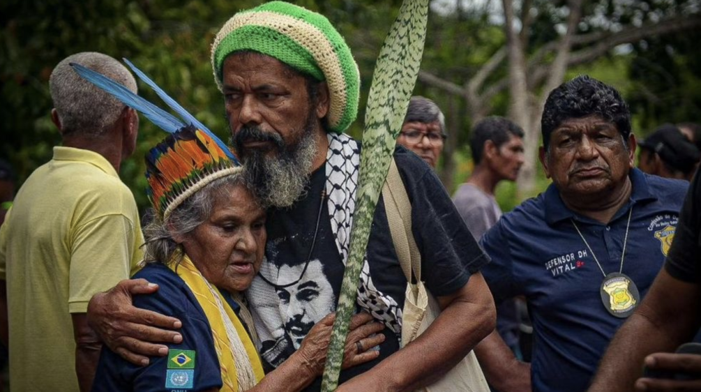 Joelson Ferreira dellàorganizzazione Teia dos Povos, di cui Salviamo la Foresta è partner, abbraccia Maria Muniz Tupinambá, sorella della leader indigena assassinata Maria de Fátima Muniz Pataxó "Nega".