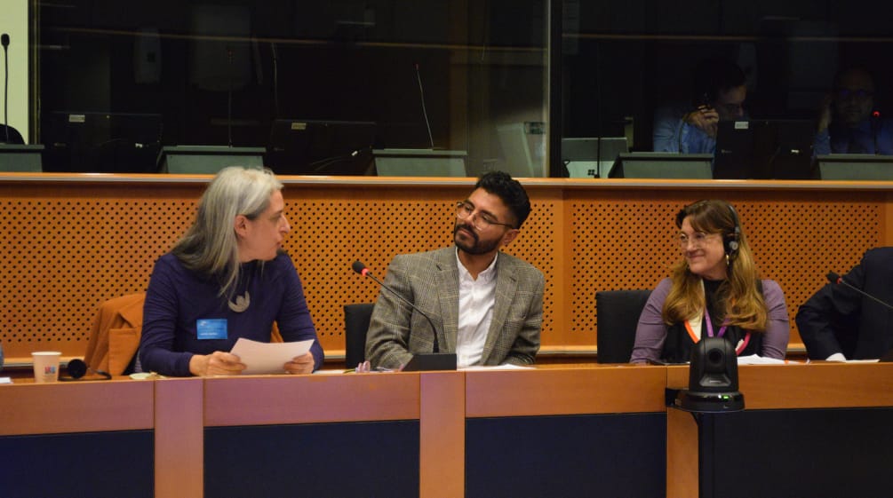 Guadalupe Rodríguez e altre due persone nella sala conferenze del Parlamento Europeo