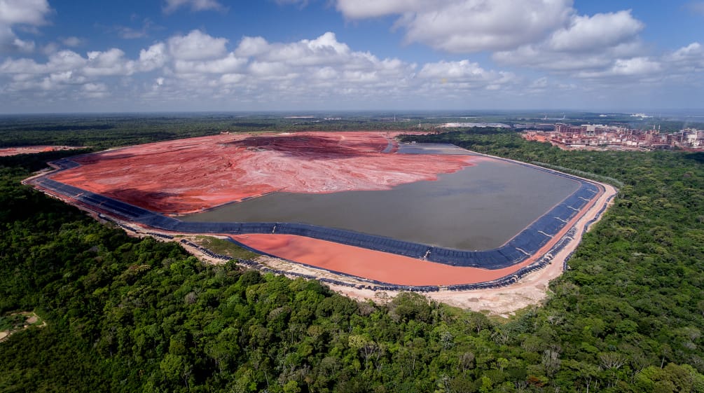 Raffineria di bauxite nella foresta pluviale amazzonica