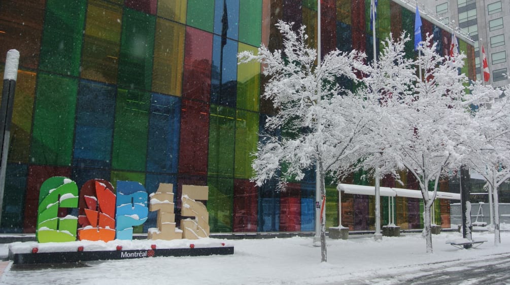 Cartello COP15 davanti al Centro Congressi di Montréal