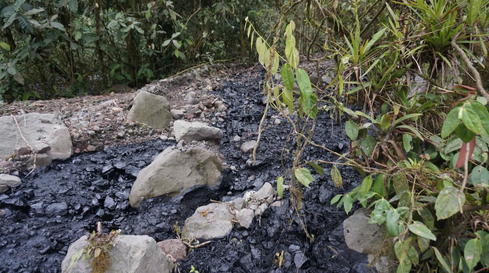 Petrolio grezzo rovesciato su un'area coperta di ghiaia e pietre