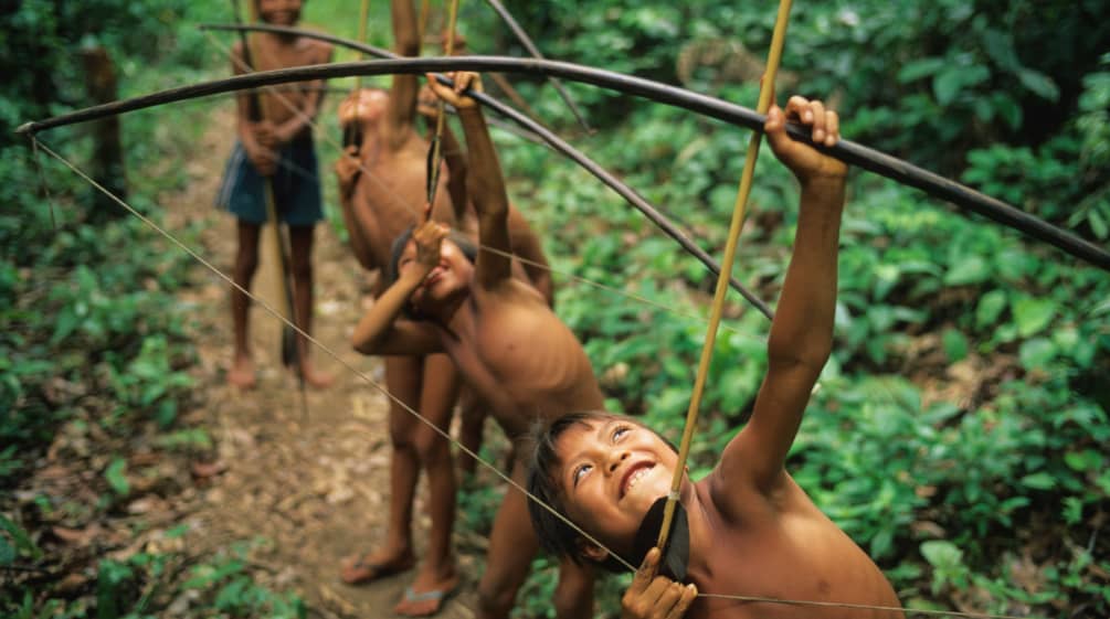 Bambini indigeni Yanomami imparano a cacciare