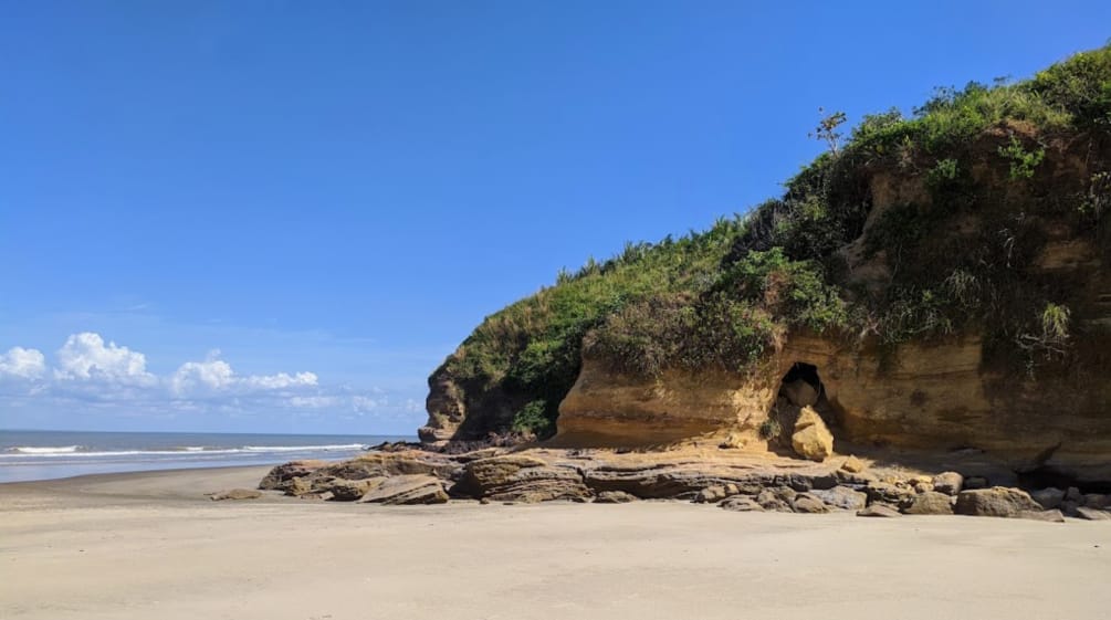Spiaggia e costa rocciosa dell'isola di Cajual