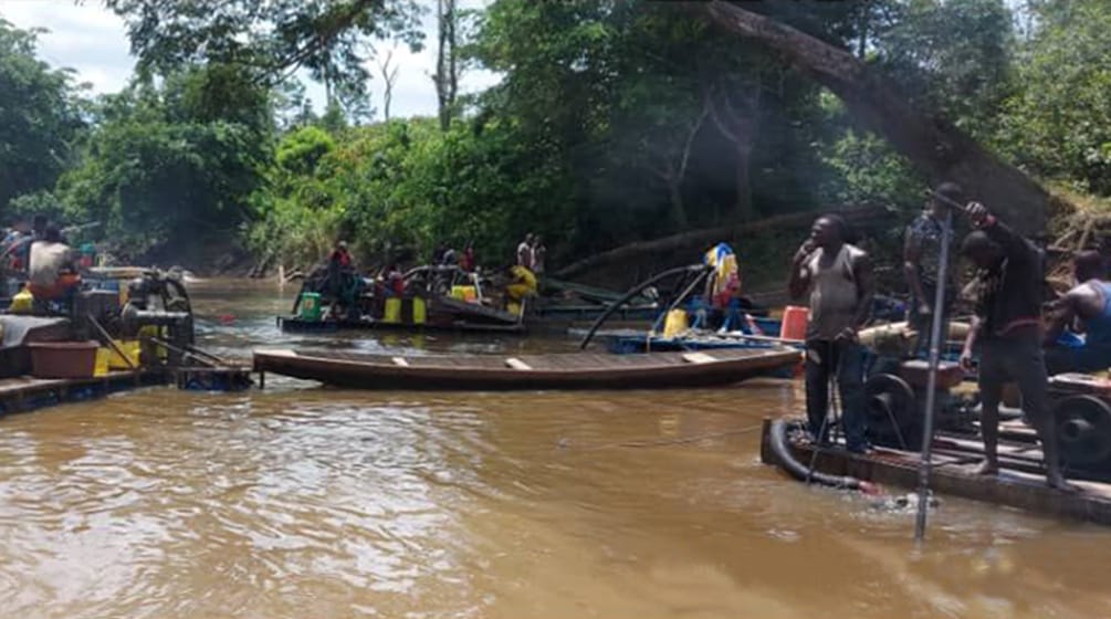 In prossimità del Parco Nazionale di Taї nei fiumi si sono concentrati centinaia di cercatori d'oro illegali. Cercatori d'oro in un fiume in Costa d'Avorio