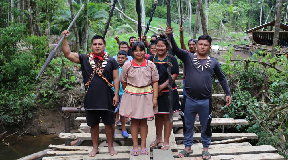 Eduardo Mendúa (nella foto, sul alto sinistro) leader della resistenza contro le esplorazioni petrolifere nella foresta amazzonica di A'i Cofán. Indigeno A'i Cofán di Durengo con Eduardo Medúa (a sinistra)