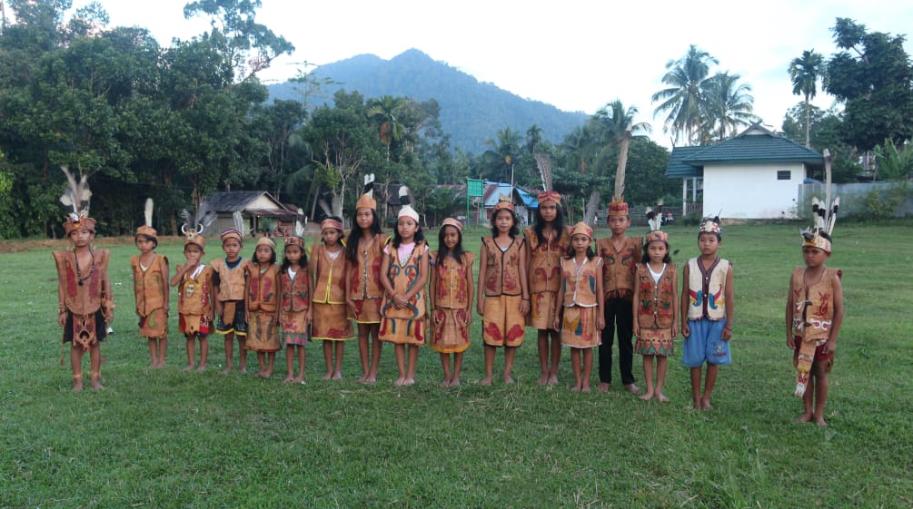 Bambini Dayak in abiti tradizionali