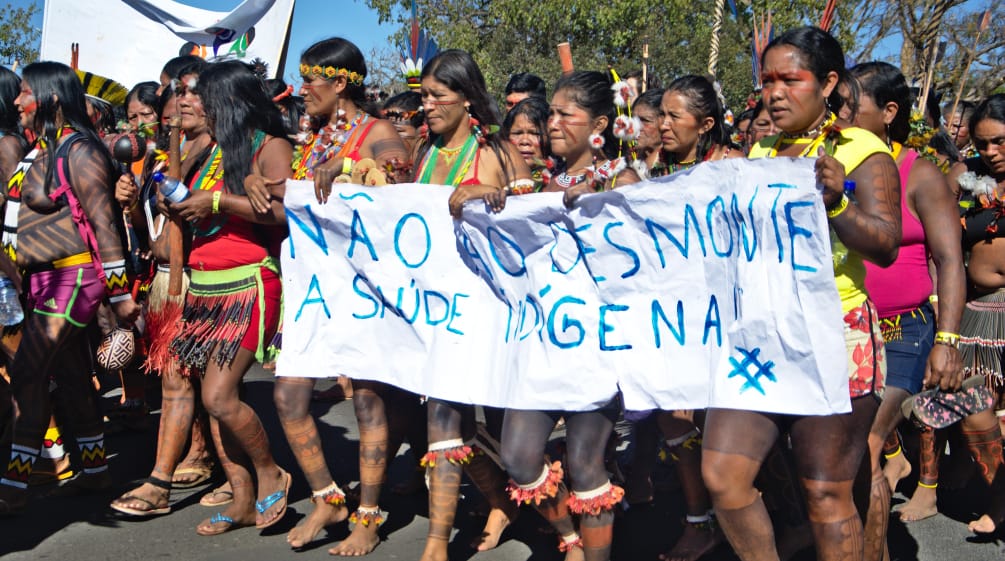 Donne indigene del Brasile marciano contro la distruzione della foresta