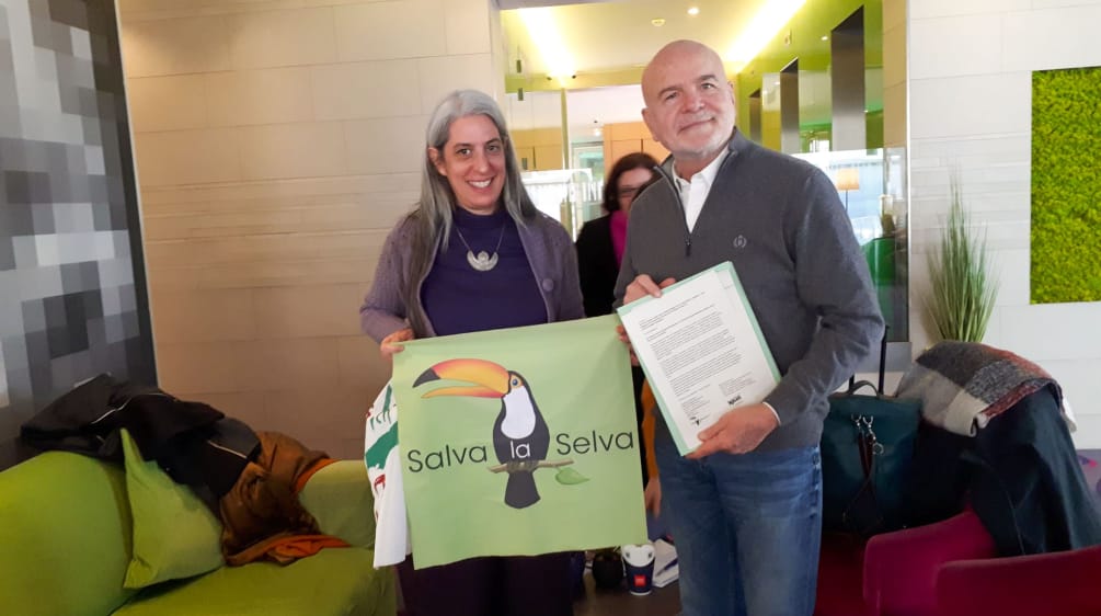 Guadalupe Rodriguez consegna al Relatore Speciale dell'ONU, Michel Forst, la lettera degli alleati di WALHI South Sulawesi (Indonesia) Guadalupe Rodriguez di Save the Rainforest con il relatore speciale delle Nazioni Unite Michel Forst.