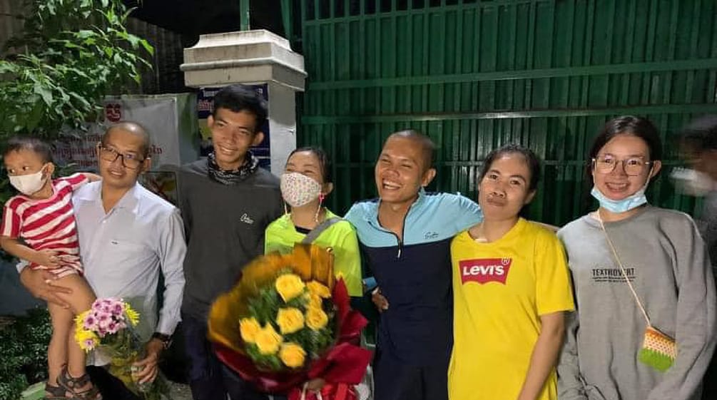 3 ragazze e 3 ragazzi integranti di Mother Nature sorridono dopo il loro rilascio