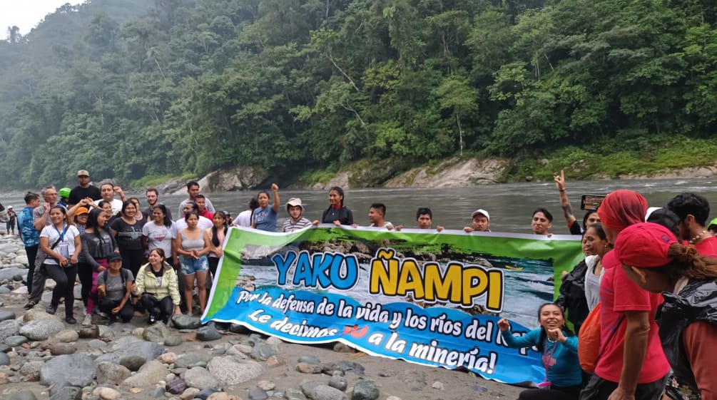 Protesta contro l'estrazione dell'oro: un gruppo di persone con uno striscione che recita “Per la difesa della vita e dei fiumi del Napo, diciamo no all'estrazione mineraria!