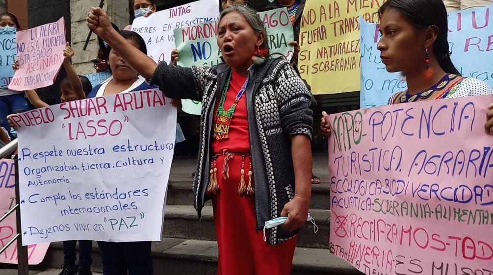Protesta contro l'attività mineraria in Ecuador, davanti alla sede del Ministero dell'Ambiente