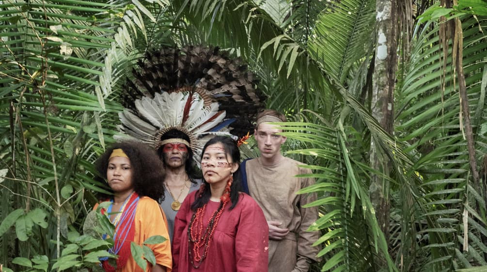 Attori dello spettacolo Antigone in Amazzonia in piedi nella foresta pluviale