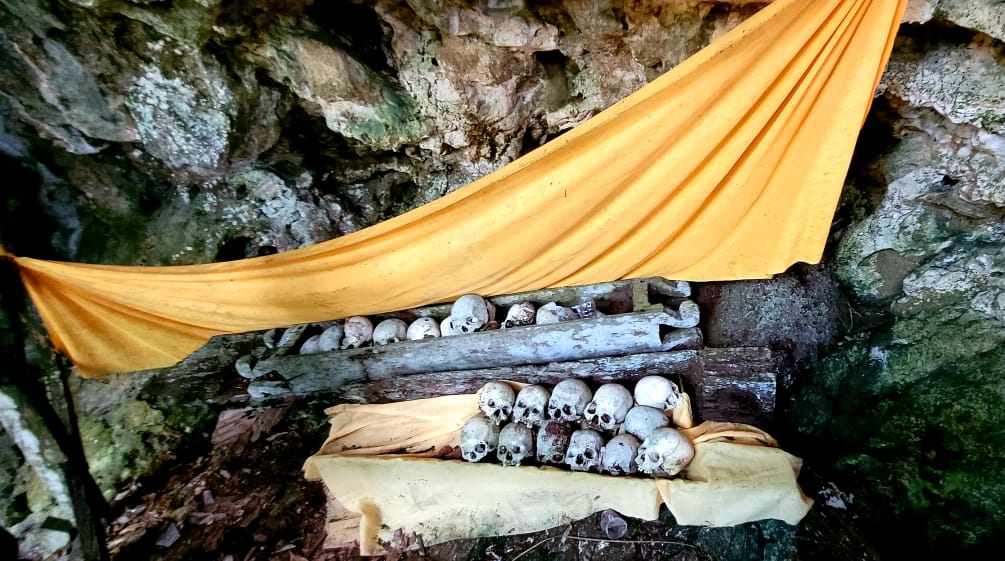 I teschi degli antenati sono conservati in una grotta