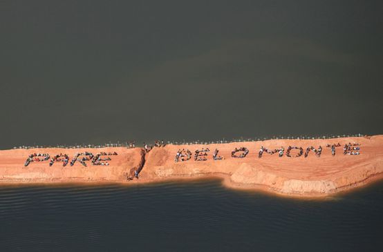 Una vista dall’alto: Fermate Belo Monte scritto su una spiaggia