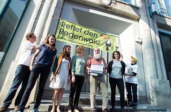 Consegnate oltre 100.000 firme per Intag all'ambasciata cilena a Berlino