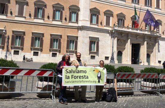 Dario Novellino di CALG con Guadalupe Rodriguez e Elisa Norio di Salva la Selva/Salviamo la Foresta al Parlamento italiano per il convegno sull'olio di palma insostenibile