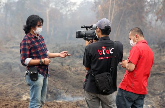 Feri Irawan durante gli incendi in Indonesia
