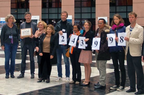 Ambientalisti a Starsburgo consegnano 243.998 contro glía agrocombustibili agli eurodeputati