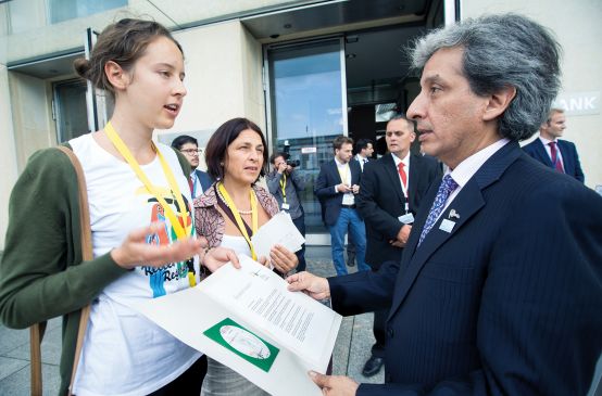La consegna a Berlino delle 140.000 firme contro la deforestazione al ministro dell'Ambiente peruviano