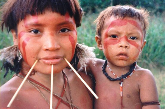 Una donna indigena Yanomami con un bimbo