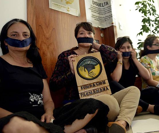 Membri della Fundación Pachamama si imbavagliano per protesta contro la chiusura della ONG (Foto: El Universo)
