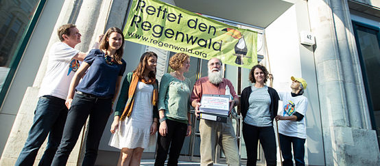 Consegnate oltre 100.000 firme per Intag all'ambasciata cilena a Berlino