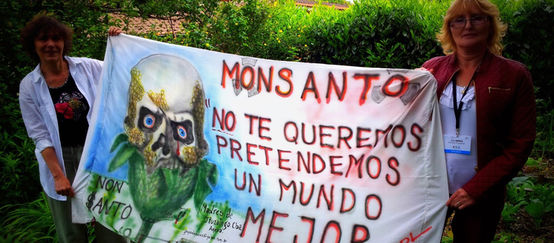 Sofía gatica e la giornalista Monique Robin manifestando contro Monsanto