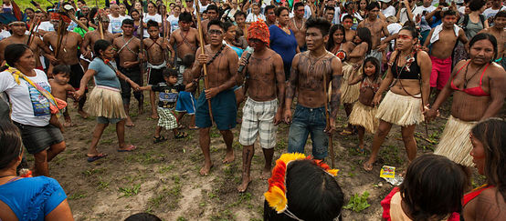Indigeni Mundurukú durante una manifestazione contro la diga sul fiume Tapajós