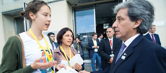 La consegna a Berlino delle 140.000 firme contro la deforestazione al ministro dell'Ambiente peruviano