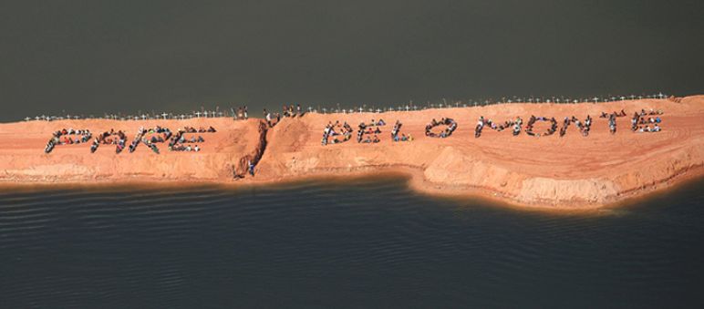 Protesta per fermare Belo Monte del 2012 Una vista dall’alto: Fermate Belo Monte scritto su una spiaggia