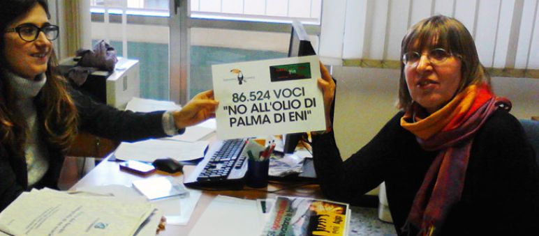 La consegna delle 86.578 adesioni da tutto il mondo Consegnate le firme contro la raffineria di ENI a Marghera (VE)