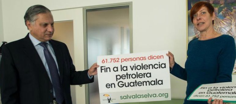 Foto: Consegna delle firme all’ambasciata del Guatemala a Berlino (Foto: Christine Denck) L'ambasciatore del Guatemala a Berlino riceve le firme della petizione di Salviamo la Foresta