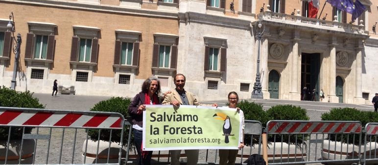 Dario Novellino di CALG con Guadalupe Rodriguez e Elisa Norio di Salva la Selva/Salviamo la Foresta al Parlamento italiano Dario Novellino di CALG con Guadalupe Rodriguez e Elisa Norio di Salva la Selva/Salviamo la Foresta al Parlamento italiano per il convegno sull'olio di palma insostenibile