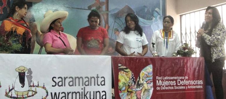 Consegna delle firme a Máxima Acuña e alle autorità a Lima, Perù 116.572 firme sono state consegnate a Máxima Acuña e autorità a Lima, Perù