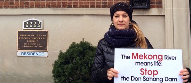 Elisa Norio, attivista di Salviamo la Foresta, ha consegnato la petizione alle ambasciate a Washington D.C. Salviamo la Foresta ha consignado la peticione per protegeré il fiume Mekong