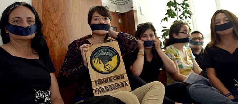 Membri della Fundación Pachamama protestano per la chiusura della ONG (Foto: El Universo) Membri della Fundación Pachamama si imbavagliano per protesta contro la chiusura della ONG (Foto: El Universo)