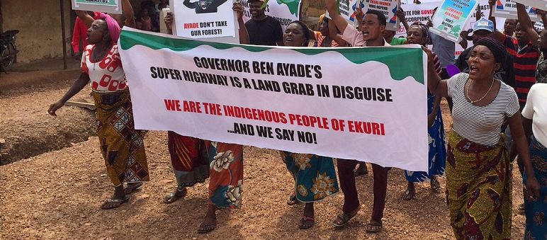 Indigeni Ekuri dimostrano contro la costruzione di una strada attraverso la foresta