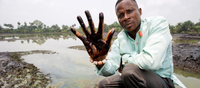 Questo e’ l’inquinamento da petrolio causato dalla Shell in Nigeria Un corso d’acqua completamente sporco di petrolio
