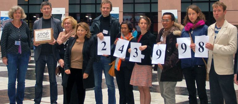 Quasi un quarto di milione di firme contro gli agrocombustibili: Ambientalisti con gli eurodeputati prima del voto di oggi a Strasburgo Ambientalisti a Starsburgo consegnano 243.998 contro glía agrocombustibili agli eurodeputati