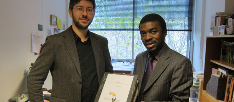 Sylvian Harmat consegna le 58.000 firme Lazare Eloundou Assomo, Direttore per l’Africa del centro Unesco per il Patrimonio Mondiale