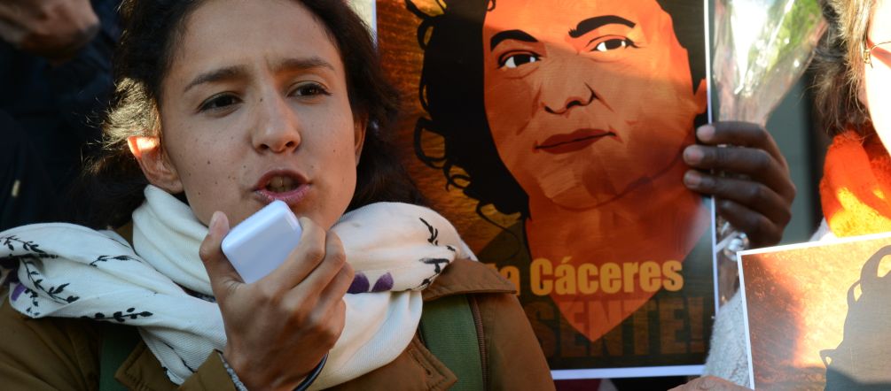 Berta Zúñiga Cáceres, figlia di Berta Cáceres continua la causa iniziata da sua madre Berta Zúñiga Cáceres nella manifestazione della CIDH
